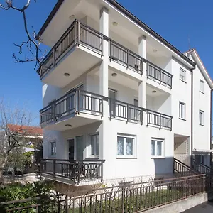 https://apartments-villa-japeri.splithotels.org